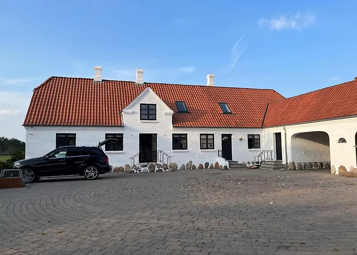 Oustrupgård Villa *